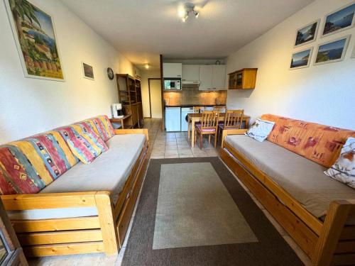 un salon avec deux canapés et une cuisine dans l'établissement Résidence Gentianessmb - 2 pièces 4 pers. en face du télécabine de St Martin de Belleville MAE-3964, à Saint-Martin-de-Belleville