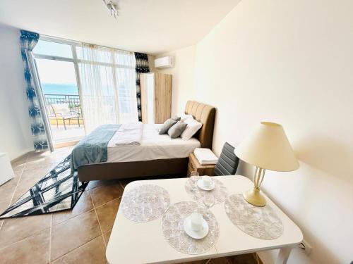 Postel nebo postele na pokoji v ubytování PSB Apartments in Midia Resort Aheloy