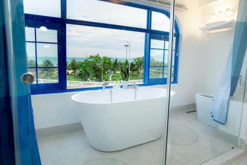 a large bathroom with a tub and a window at Homestay mon house quy nhơn-phòng in Quy Nhon