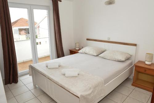 Postel nebo postele na pokoji v ubytování Apartments Lonić