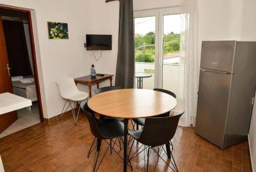 Kuchyň nebo kuchyňský kout v ubytování Apartments Lonić