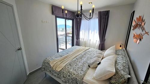 Ένα ή περισσότερα κρεβάτια σε δωμάτιο στο C212 Relaxing Condo Rooftop Pool & Ocean Views
