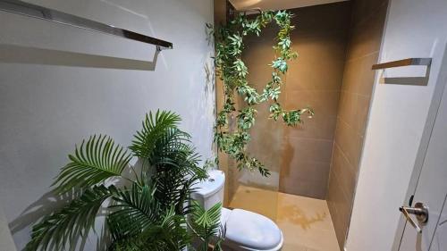Ένα μπάνιο στο C212 Relaxing Condo Rooftop Pool & Ocean Views