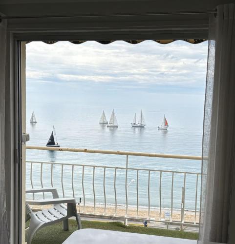 Photo de la galerie de l'établissement Appartement vue panoramique sur Cannes, 100M2 3P, à Cannes