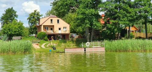Domek nad jeziorem