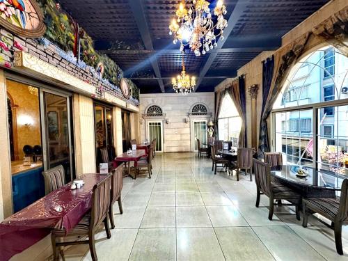 Restaurace v ubytování Queens Suite Hotel