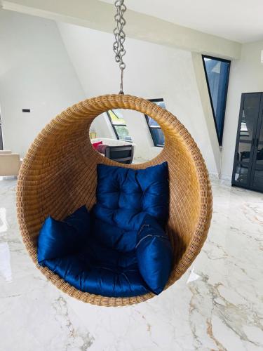 Χώρος καθιστικού στο The A-Frame house