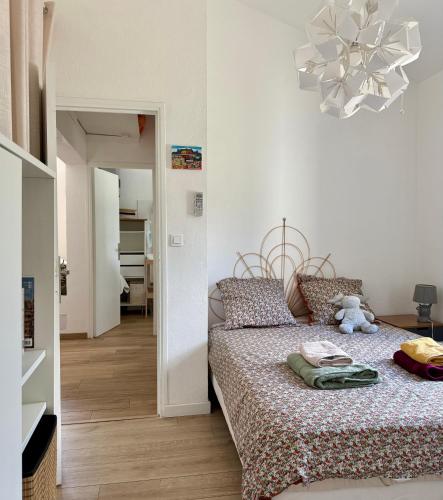 ein Schlafzimmer mit einem Bett, auf dem ein Teddybär liegt in der Unterkunft Agréable villa vue mer avec piscine Sagone in Sagone