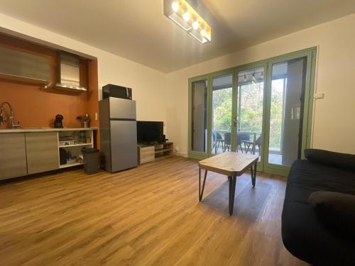 un salon avec un canapé et une table dans l'établissement Cozy Gardeen Studio, à La Garde