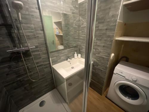 une salle de bain avec une douche, un lavabo et des toilettes dans l'établissement Cozy Gardeen Studio, à La Garde