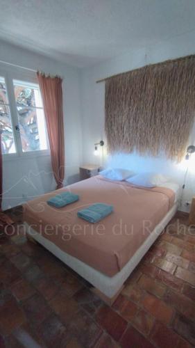 une chambre avec un grand lit dans une pièce dans l'établissement Appartement Les Issambres 4 pers, à Roquebrune-sur Argens