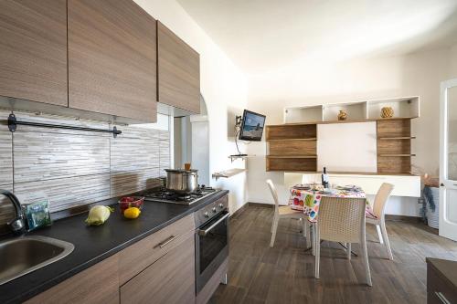 Η κουζίνα ή μικρή κουζίνα στο Torre Dell'Orso Nice Sea View - Happy Rentals