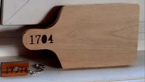 une guitare avec une clé sur le dessus d'un tiroir dans l'établissement Gîte Le 1704, à Les Combes