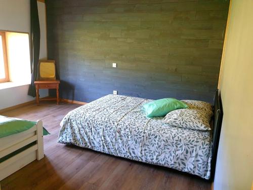 une chambre avec un lit avec deux oreillers dessus dans l'établissement Gîte Le 1704, à Les Combes