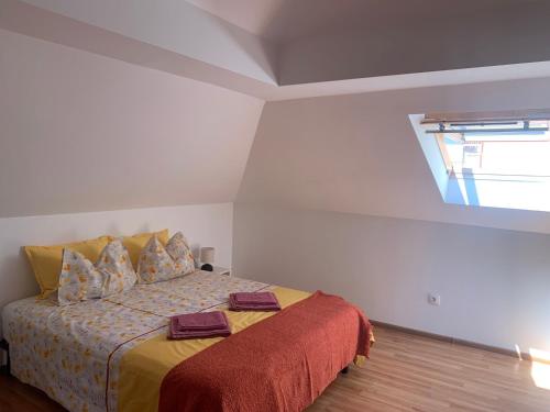 une chambre avec un lit dans une pièce blanche dans l'établissement Florence Studio, à Varna