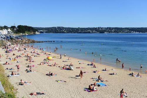 un grand groupe de personnes sur une plage dans l'établissement Appartement spacieux à l'Harteloire, à Brest