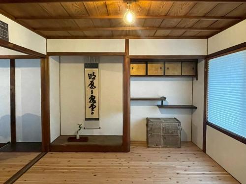 an inside view of a japanese room at 宿Joan in Sakurai