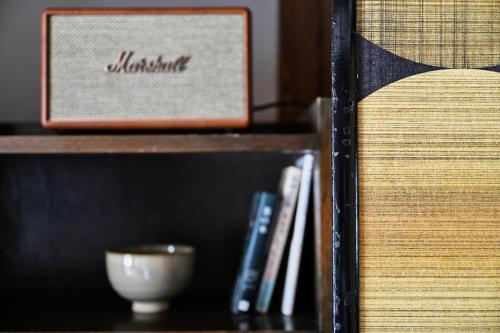 a book shelf with a box and a cup on it at 宿Joan in Sakurai