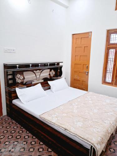 Postel nebo postele na pokoji v ubytování Bala ji homestay