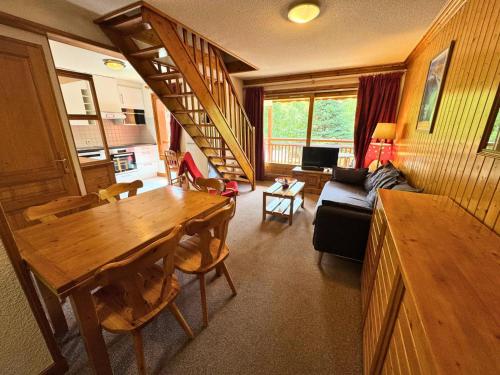 un salon avec une table en bois et un canapé dans l'établissement Résidence Balcons De Tougnette - Logement lumineux pour 6 à 50m du télécabine de St Martin MAE-4774, à Saint-Martin-de-Belleville