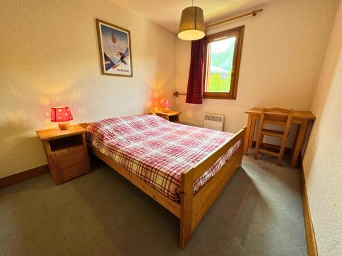 une chambre avec un lit et deux tables et une fenêtre dans l'établissement Résidence Balcons De Tougnette - Logement lumineux pour 6 à 50m du télécabine de St Martin MAE-4774, à Saint-Martin-de-Belleville