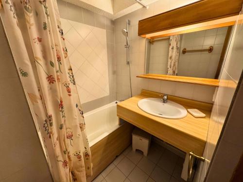 une salle de bain avec un lavabo et un rideau de douche dans l'établissement Résidence Balcons De Tougnette - Logement lumineux pour 6 à 50m du télécabine de St Martin MAE-4774, à Saint-Martin-de-Belleville