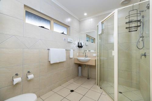 Un baño de Red Bridge Motor Inn