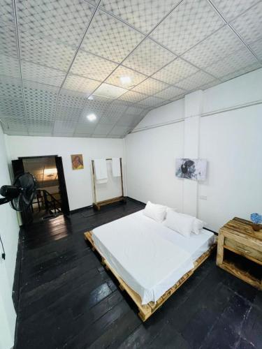 a bedroom with a large bed in a room at Rani Homestay & Restaurant in Gampola