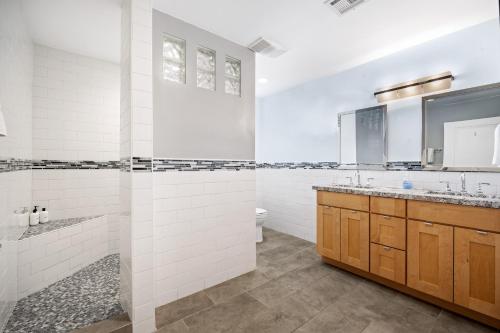 un bagno bianco con doccia e WC di Biltmore Highlands by Porter Luxury Home wPrivate Pool and Mountain Views a Phoenix