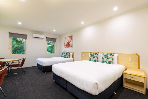 Una cama o camas en una habitación de Red Bridge Motor Inn