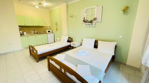 una cucina con due letti e un tavolo in una stanza di Orea Boutique Studios a Asprovalta