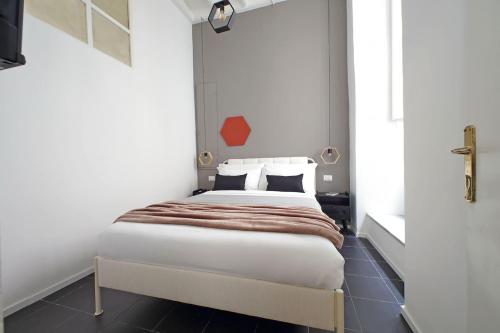 Pantheon Authentic and Modern Apartment