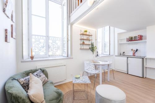 un salon avec un canapé et une table dans l'établissement Evasion à Vannes - Appartement sur le Port, à Vannes