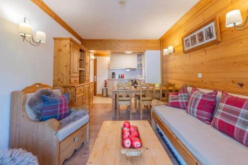 un salon avec un canapé et une table dans l'établissement Lodge 4 Apartment 9- Snow and Trek - Morzine, à Morzine