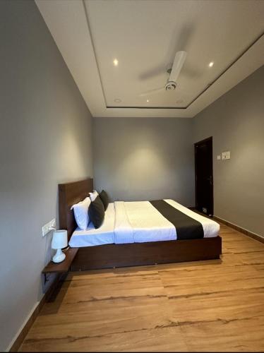 Postel nebo postele na pokoji v ubytování Hotel currency inn