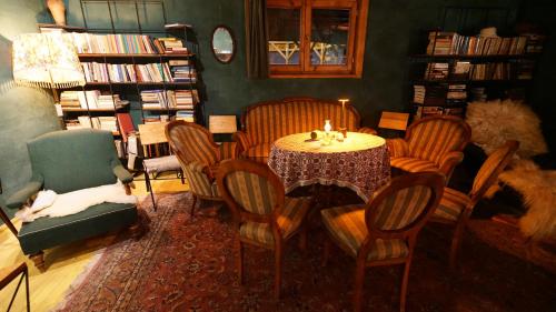 a room with a table and chairs and a library at Gyimesi Skanzen in Valea Boroş