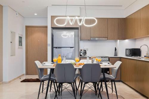 Luxury Grande Suites by Hostiva - Full Burj Khalifa Viewにあるキッチンまたは簡易キッチン