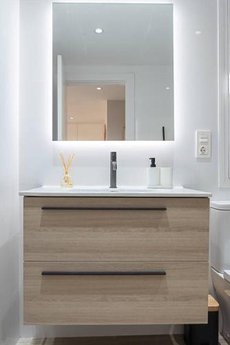 a bathroom with a sink and a mirror at Apartamento Catedral in Almería