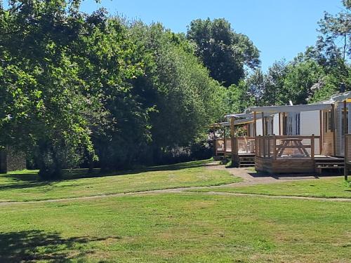a couple of mobile homes in a yard at Aux Portes des Monts d'Aubrac in Espalion