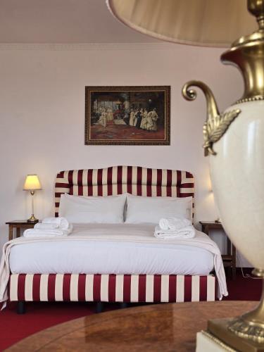 a bedroom with a bed with a painting on the wall at Villa Habana in Fonte Nuova