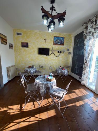 a dining room with a table and chairs and a wall at Madonna dell'ancora in Sassuolo