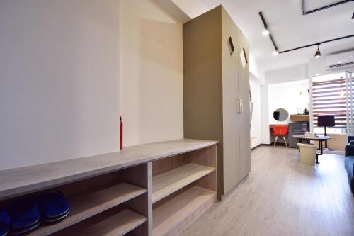 a living room with a counter and a table at 知本溫泉-彩溱旅宿 in Wenquan
