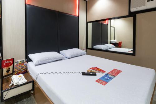 Postel nebo postele na pokoji v ubytování Hotel Sogo Alabang Rotonda