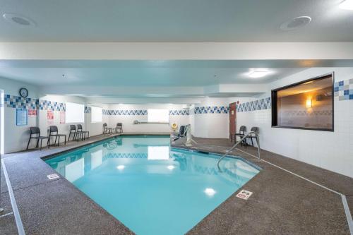 a large swimming pool in a hotel room at Best Western Lake Oswego Hotel & Suites in Lake Oswego