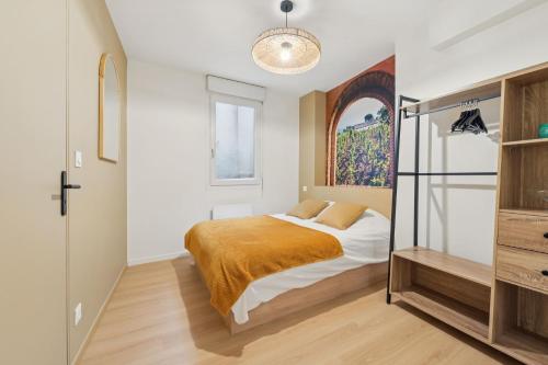 - une chambre avec un lit et un placard dans l'établissement le SPARN - Votre cocon au coeur d'Epernay, à Épernay