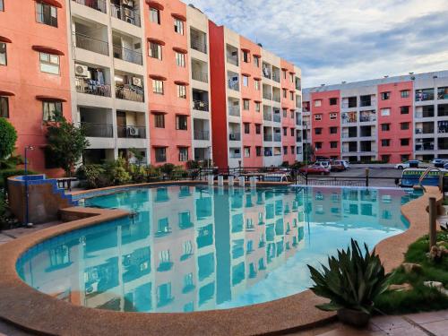 Piscina di Condo Azur Suites B316 near Airport, Netflix, Stylish, Cozy with swimming pool o nelle vicinanze