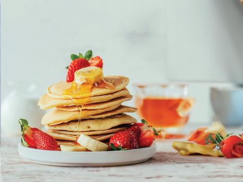 Segara Seaside Resort في نوسا ليمبونغان: كومة من الفطائر مع الفراولة على طبق