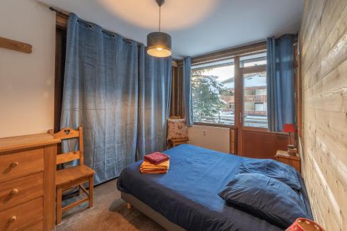 une chambre avec un lit, une commode et une fenêtre dans l'établissement Alpe One 1850 M - 8P-50 m d'une piste et centre - Sea and Mountain Pleasure, à L'Alpe-d'Huez