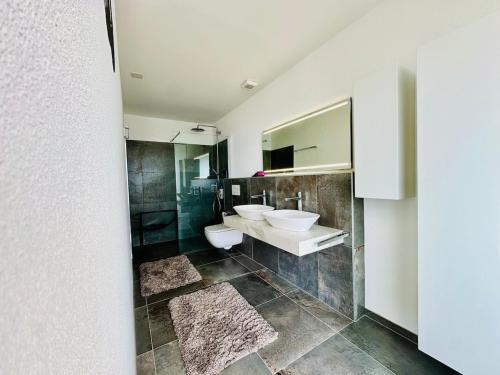 Bilik mandi di Dream with a view of Lake Maggiore