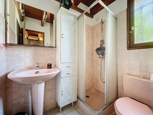 une salle de bain avec un lavabo et une douche dans l'établissement La Rive - Maison de vacance proche de la plage, à Leucate